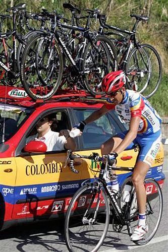 Taking bidons from the car