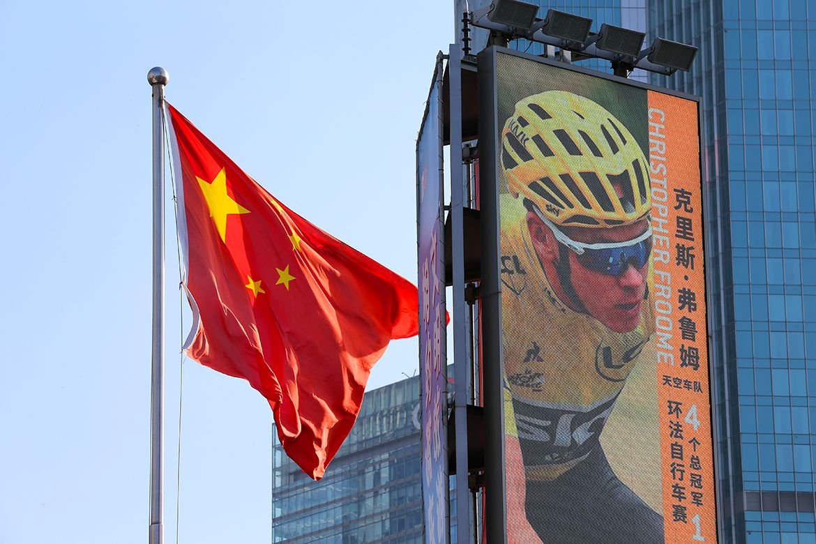 The Criterium is advertised on a building nearby