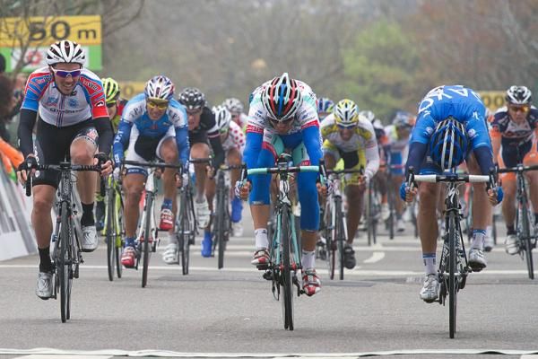 Jonathan Cantwell (Team Saxo Bank) edges Roberto Ferrari (Androni Giocattoli) for the win