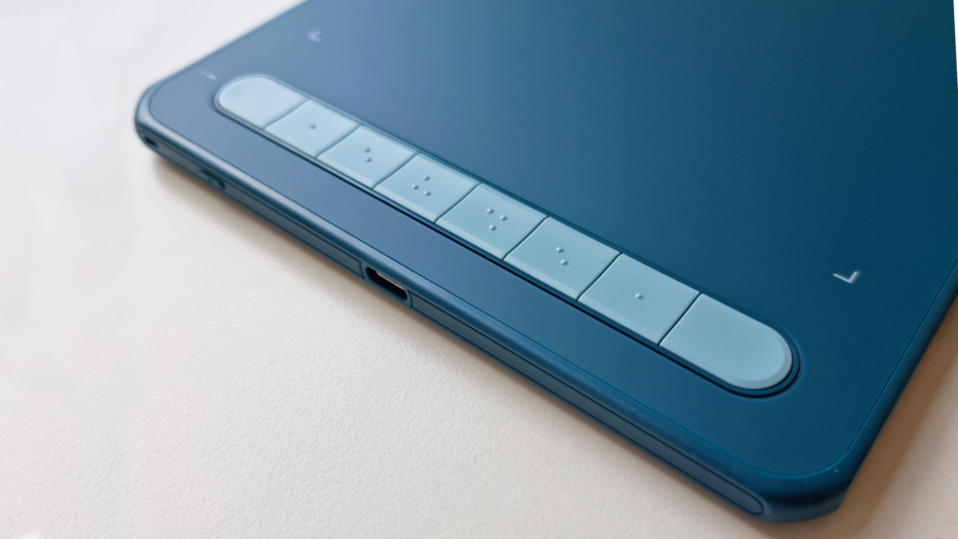 Image of the 8 hotkeys on the XP-Pen Deco MW tablet