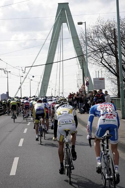 The Rund um K&ouml;ln peloton in action.