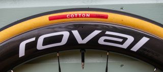 A Roval wheel with a 32mm Cotton TLR tyre fitted 