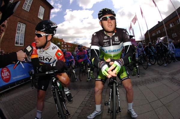 Mark Cavendish and Matthew Goss at the start of the stage
