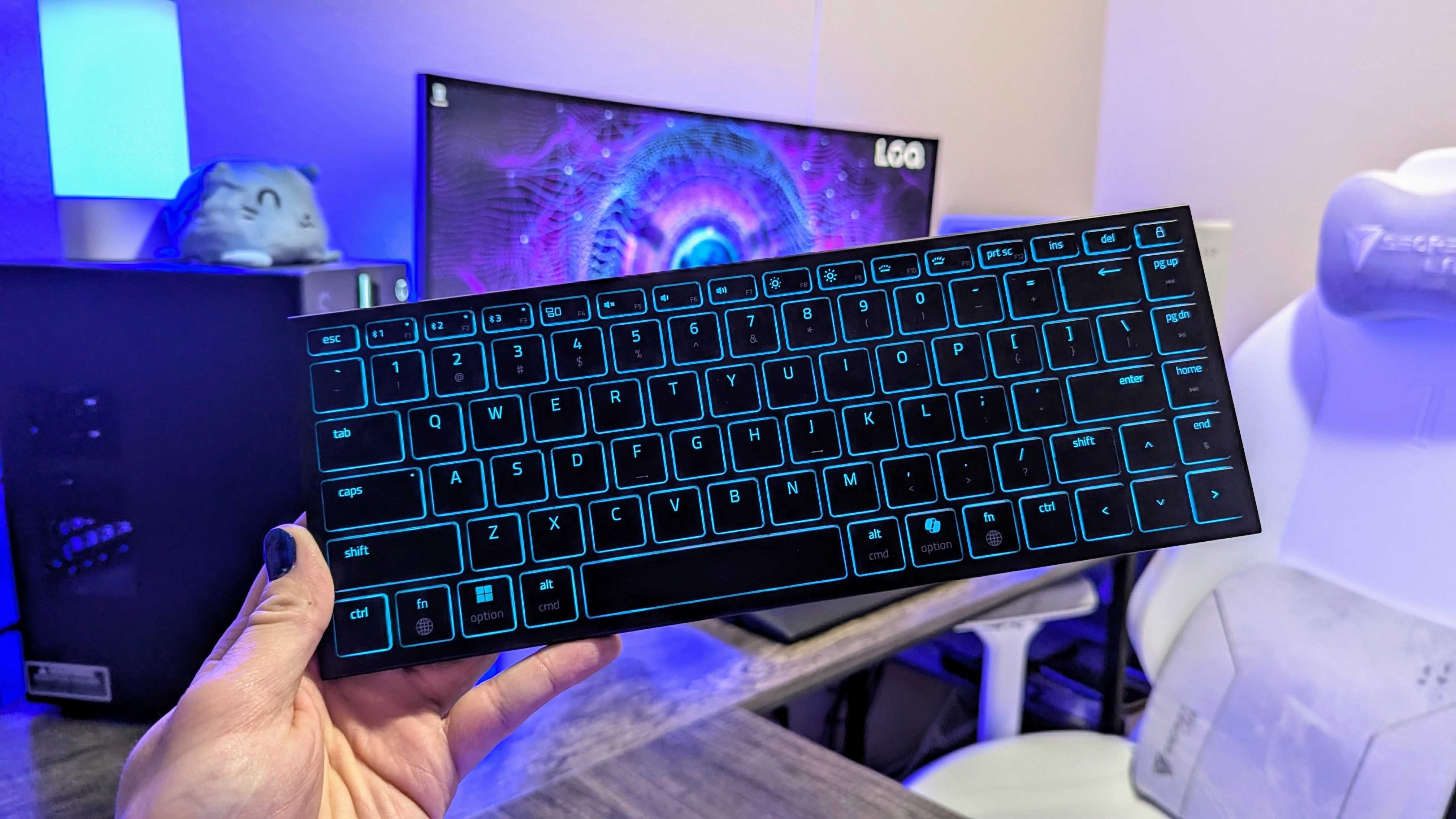 Image of the Razer Basilisk Mobile wireless mouse and Razer Joro wireless keyboard.
