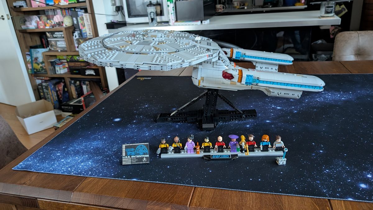 Playmobil versus Lego: Which is the best USS Enterprise set?