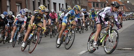 The peloton heads into the finish