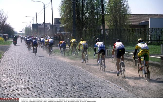 The rear end of the peloton in the 2002 Tour of Flanders