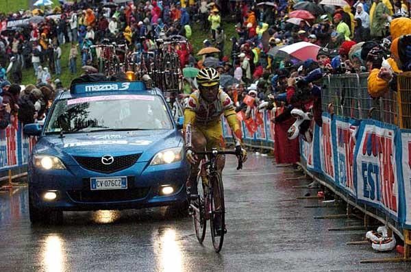 Gilberto Simoni (Saunier Duval) comes into the finish after another tough day