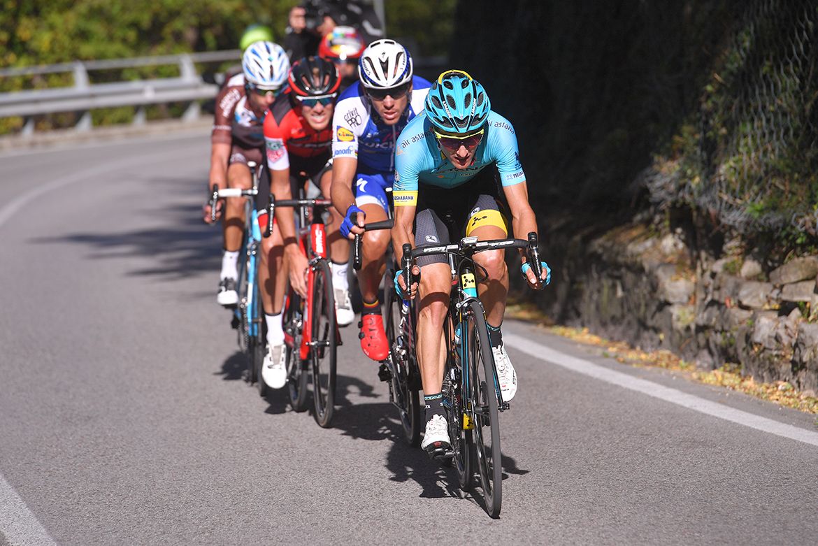 Pello Bilbao (Astana) leads the chasing group