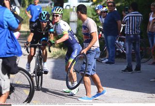 Simon Clarke provides Richie Porte with help at the Giro d'Italia