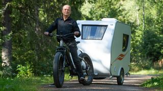 Man riding e-bike with Hupi Wagon attached