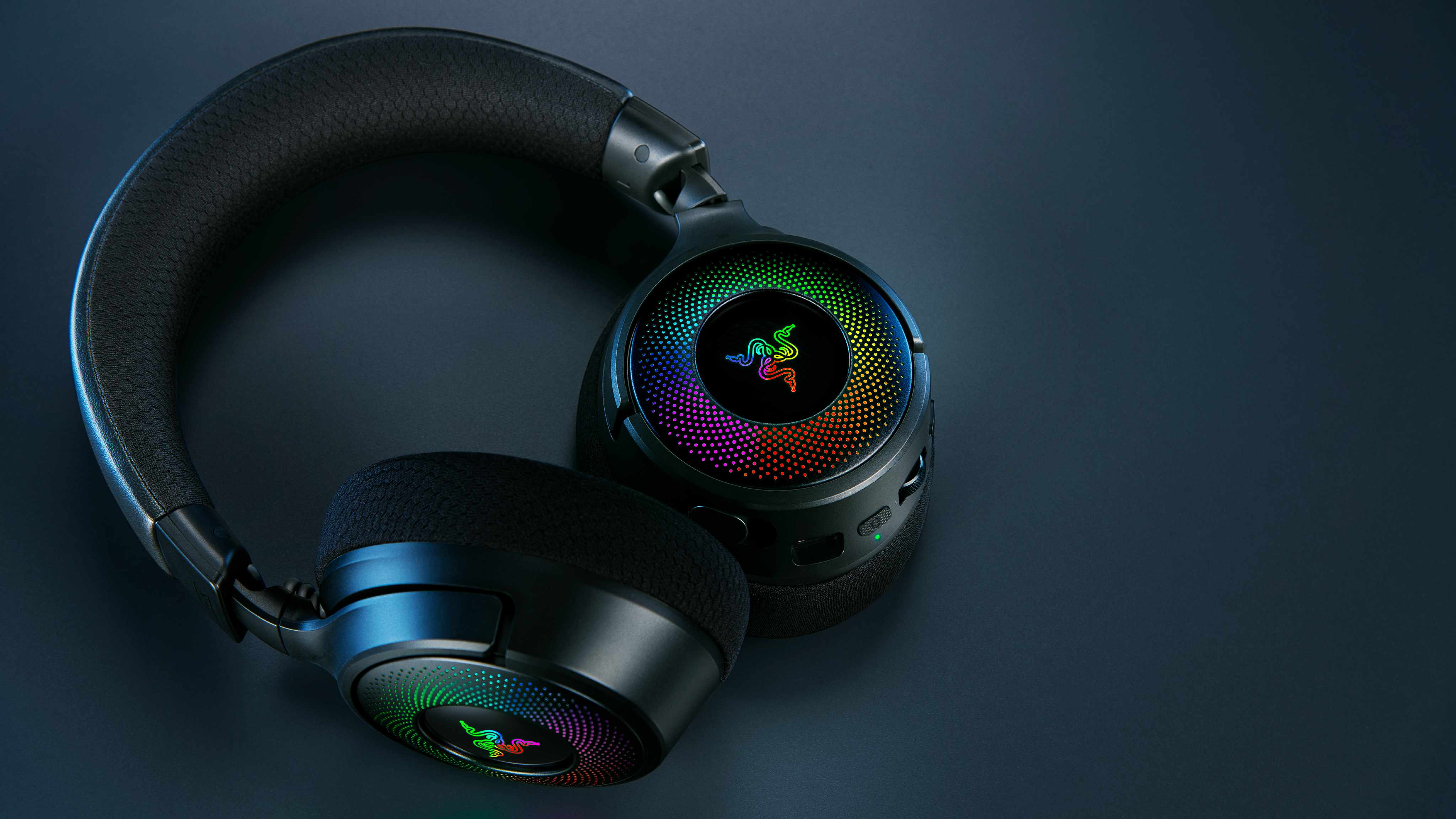 Новейшая беспроводная игровая гарнитура Razer для ПК имеет 9 зон RGB-подсветки на каждом наушнике.