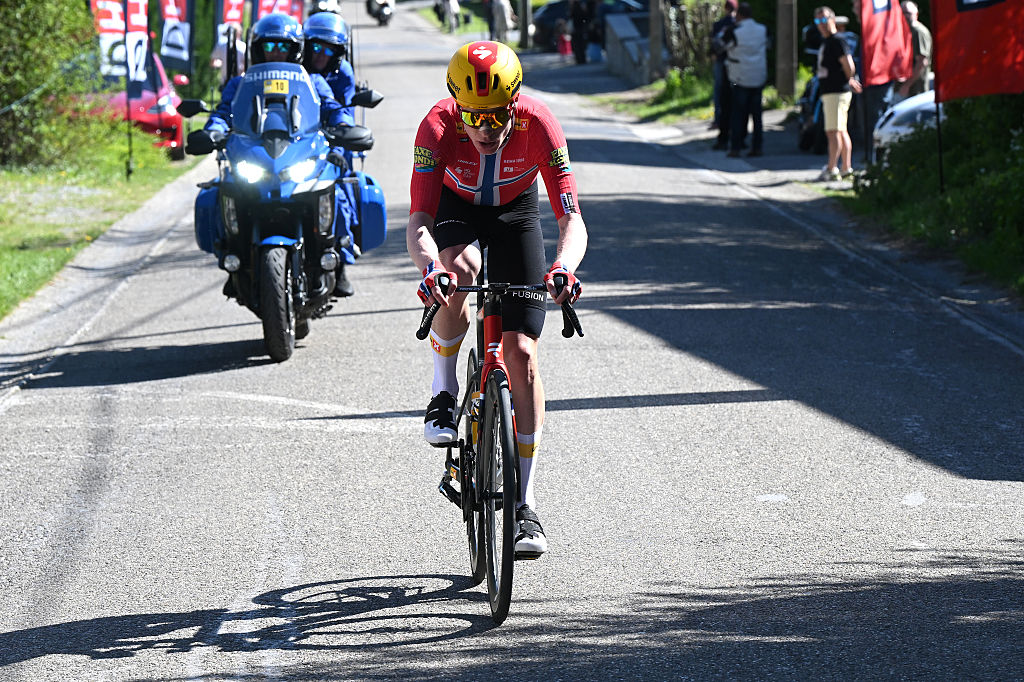 MUR DE HUY, BÉLGICA - 22 DE ABRIL: Andreas Leknessund de Noruega y el equipo Uno-X Mobility participan en la escapada durante la 90ª La Flèche Wallonne 2026
