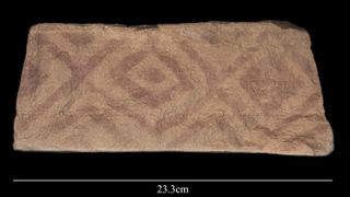 Esta pintura con motivos geométricos fue encontrada en la plataforma de uno de los bigotes.