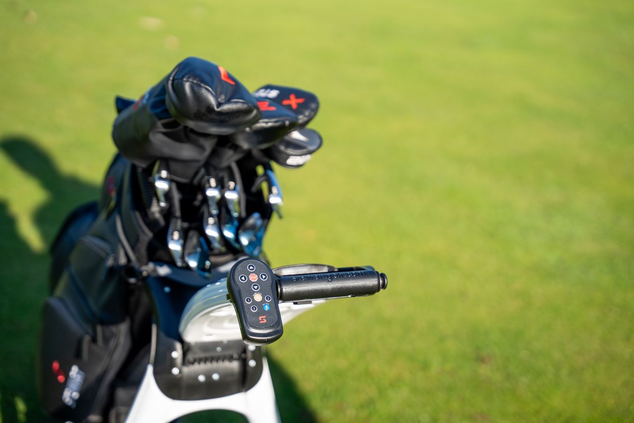 The handle of the Stewart V10 Remote trolley with the remote attached to it
