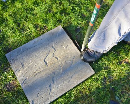 How to lay stepping stones on grass: 4 easy steps | Gardeningetc