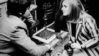 Photographer Linda Eastman (1941 - 1998) talks to Beatle Paul McCartney at the press launch of the Beatles new album 'Sgt Pepper's Lonely Hearts Club Band', 19th May 1967. The couple married two years later. (Photo by John Pratt/Keystone/Hulton Archive/Getty Images)