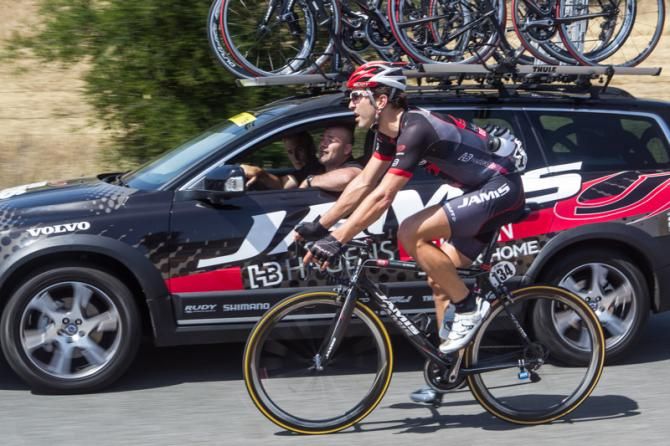 Ben Jacques-Maynes (Jamis-Hagens Berman) at the team car to get some direction.
