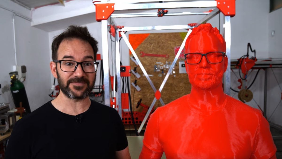 YouTuber and digital fabrication enthusiast Ivan Miranda has published a new video in his Giant 3D Printer series. After the final steps in fabricatin