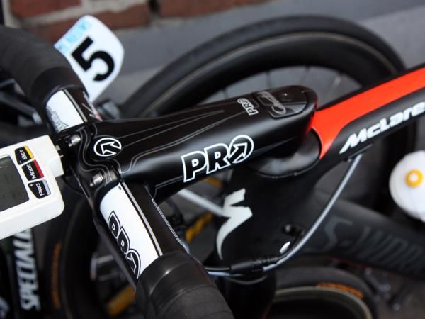 Mark Cavendish (HTC-Highroad) uses an extraordinarily massive stem on his Specialized McLaren Venge.