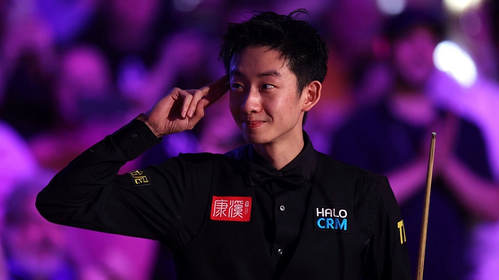 Wu Yize salutes the crowd during the World Snooker Championship 2026