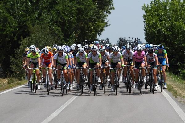 The Nederland Bloeit team fill the road