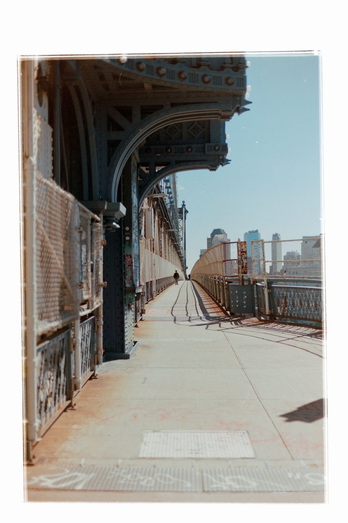 Walking the path over the Manhattan bridge in New York
