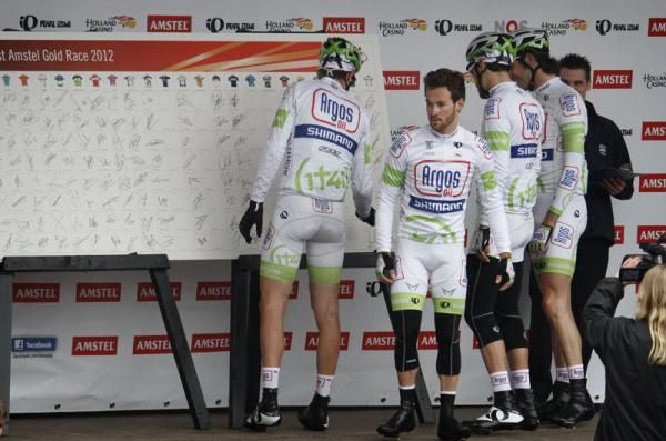 Argos-Shimano sign on in the morning