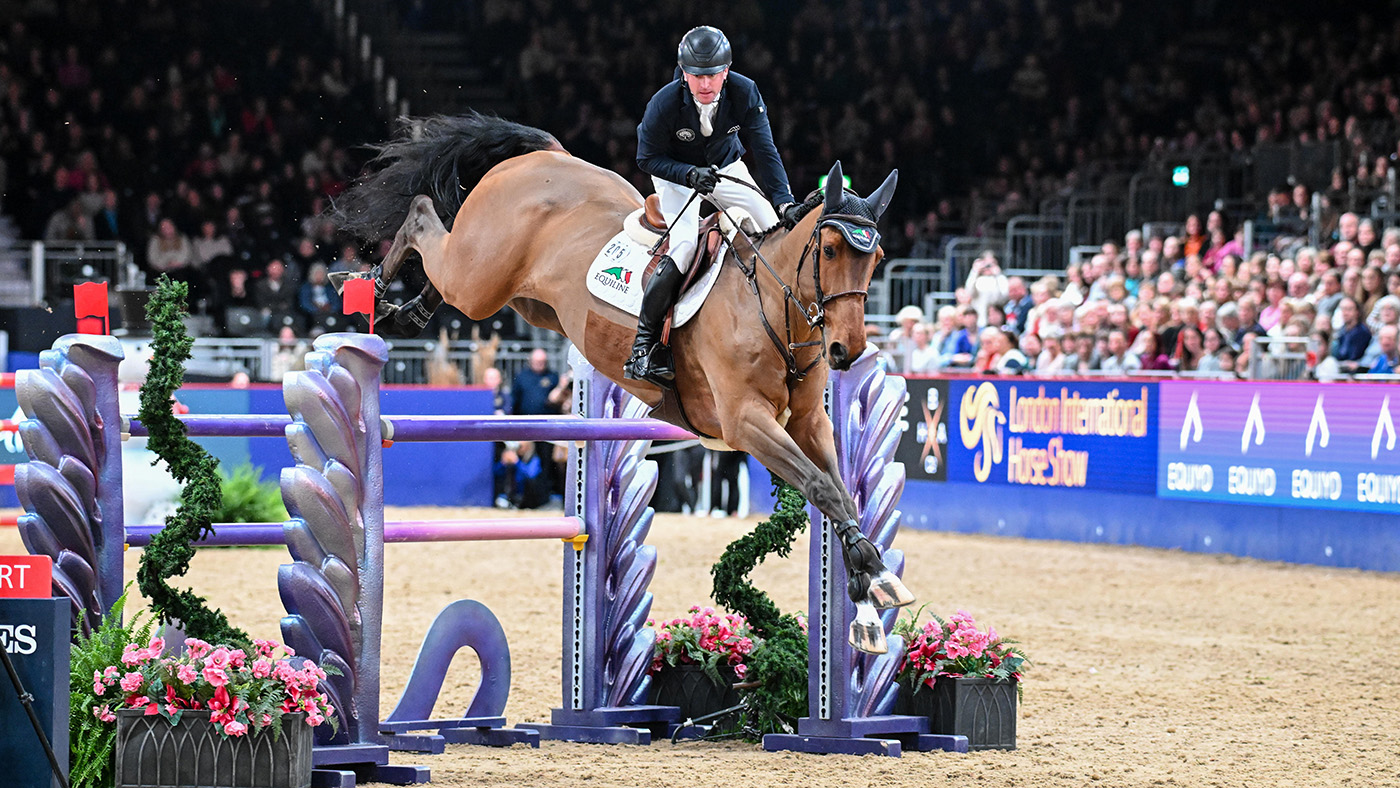 London Horse Show showjumping &amp;ndash; Darragh Kenny takes a win on Chaccossini