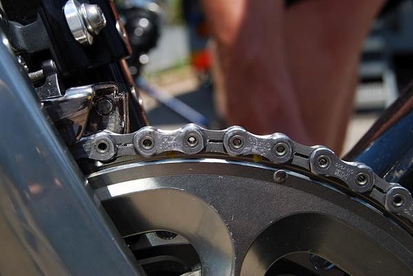 The outer plates are asymmetrically chamfered