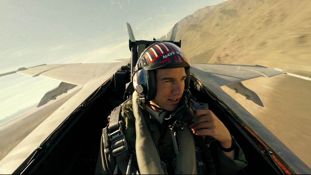 Tom Cruise, Top Gun: Maverick sırasında uçakta radyoya konuşuyor.