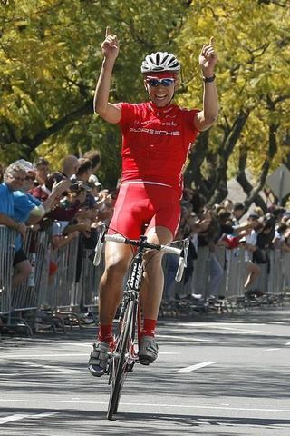 Robbie Williams celebrates his win at the 2007 Goulburn - Sydney