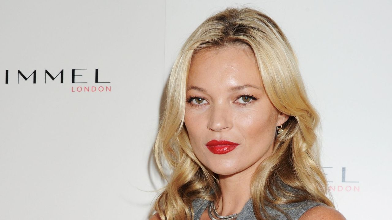 kate moss wearing red lipstick