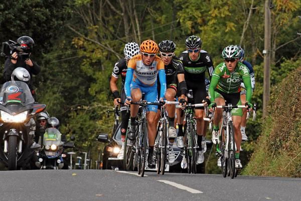 Breakaway with Dan Martin (Garmin - Transitions) at the front and Brad Wiggins (Sky) in the centre.