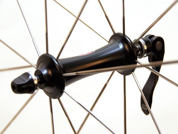 The smoothly contoured front hub shell is fitted with 18 radially laced Sapim bladed stainless steel spokes.