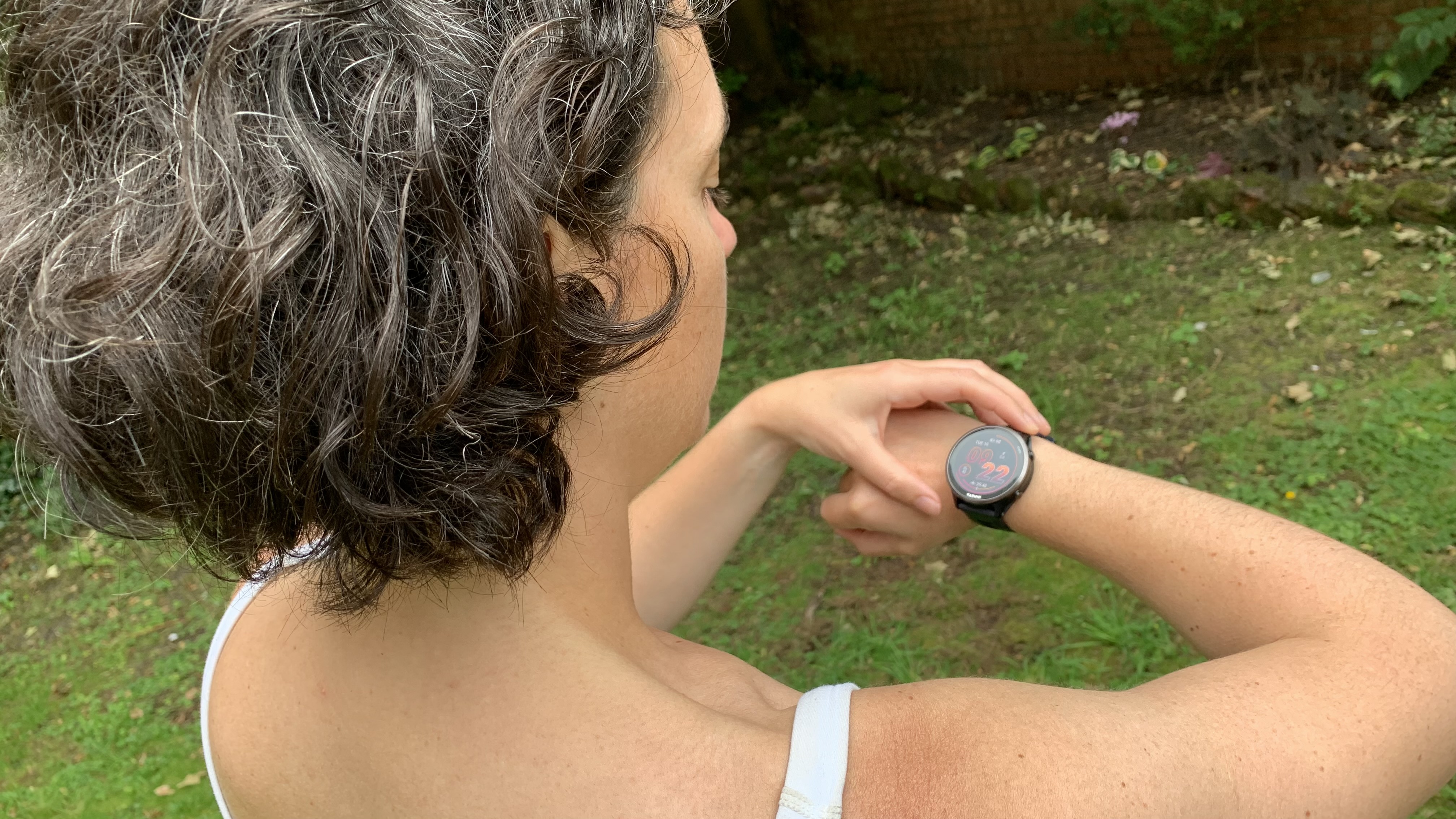 Runner looking at Garmin Forerunner 570