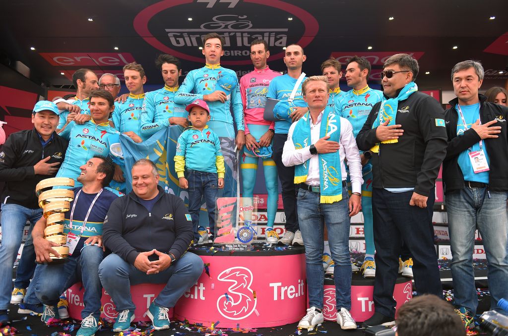 The whole Astana team on the podium