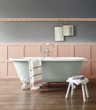Freestanding bath in blue with light pink panelling