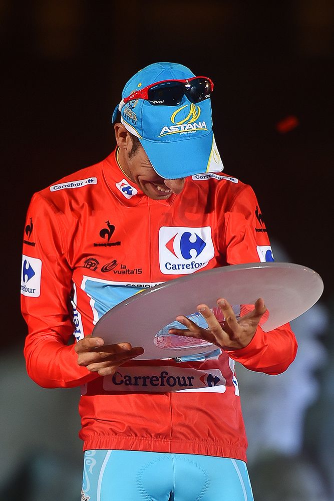 Fabio Aru inspects the 2015 Vuelta hardware.