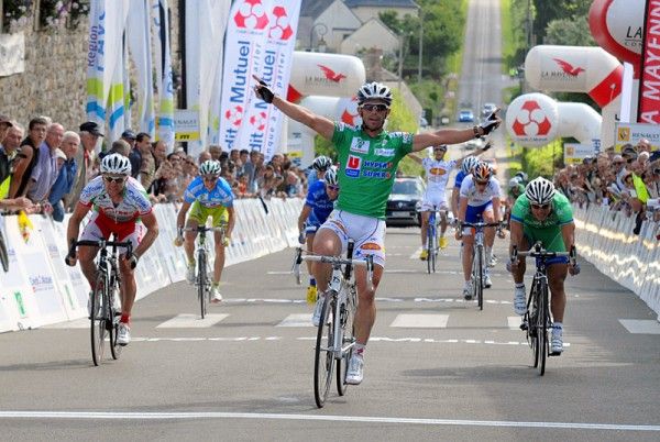 Jimmy Casper (Besson Chaussures - Sojasun) celebrates his sprint victory.