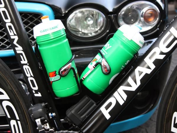 It's a tight fit for two bottles on Edvald Boasson Hagen's Sky Pinarello Dogma.