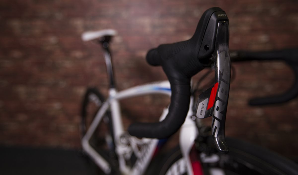 Lizzie Armitstead is running SRAM Red 22 shifters. No E-Tap for the World Champion just yet