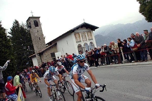 Simoni passes the chapel at the top of the Ghisallo.