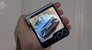 El Samsung Galaxy Z Flip 6 completamente plegado con un fondo de coche en la pantalla exterior