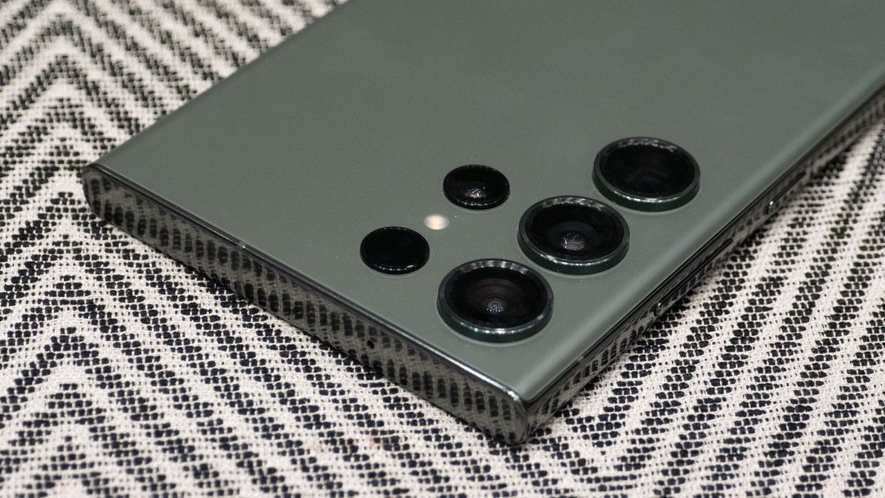 Samsung Galaxy S23 Ultra hands on camera green on chair