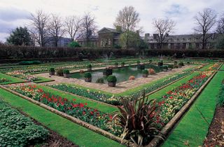UNITED KINGDOM - JANUARY 22: Sunken Garden, Kensington Palace in the background, London, England, United Kingdom. (Photo by DeAgostini/Getty Images)