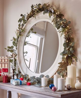 Christmas bedroom decor ideas with dressing table mirror and foliage