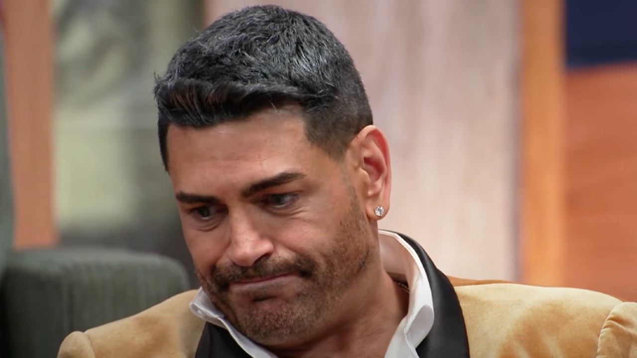 Sarper reacting to the news about the state of his marriage
