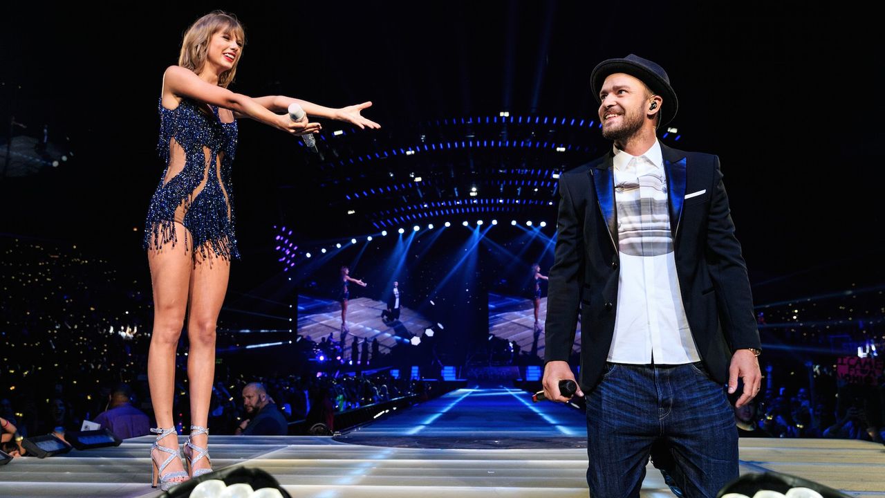 Taylor Swift presents Justin Timberlake on stage.