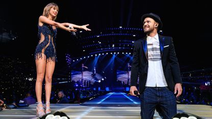 Taylor Swift presents Justin Timberlake on stage.